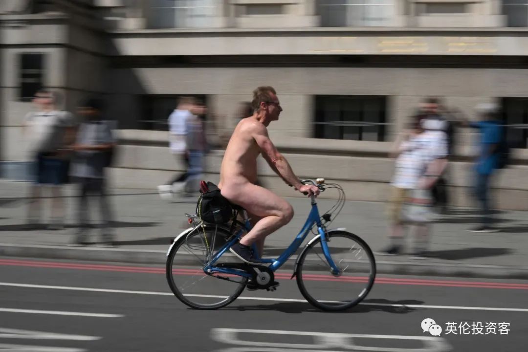 伦敦举办2022世界裸骑日活动 鼓励低碳环保出行  英国留学 第6张